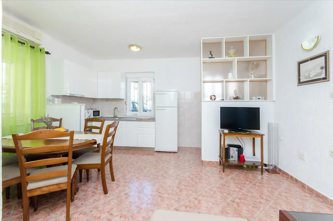 Classy Apartment Center Split
